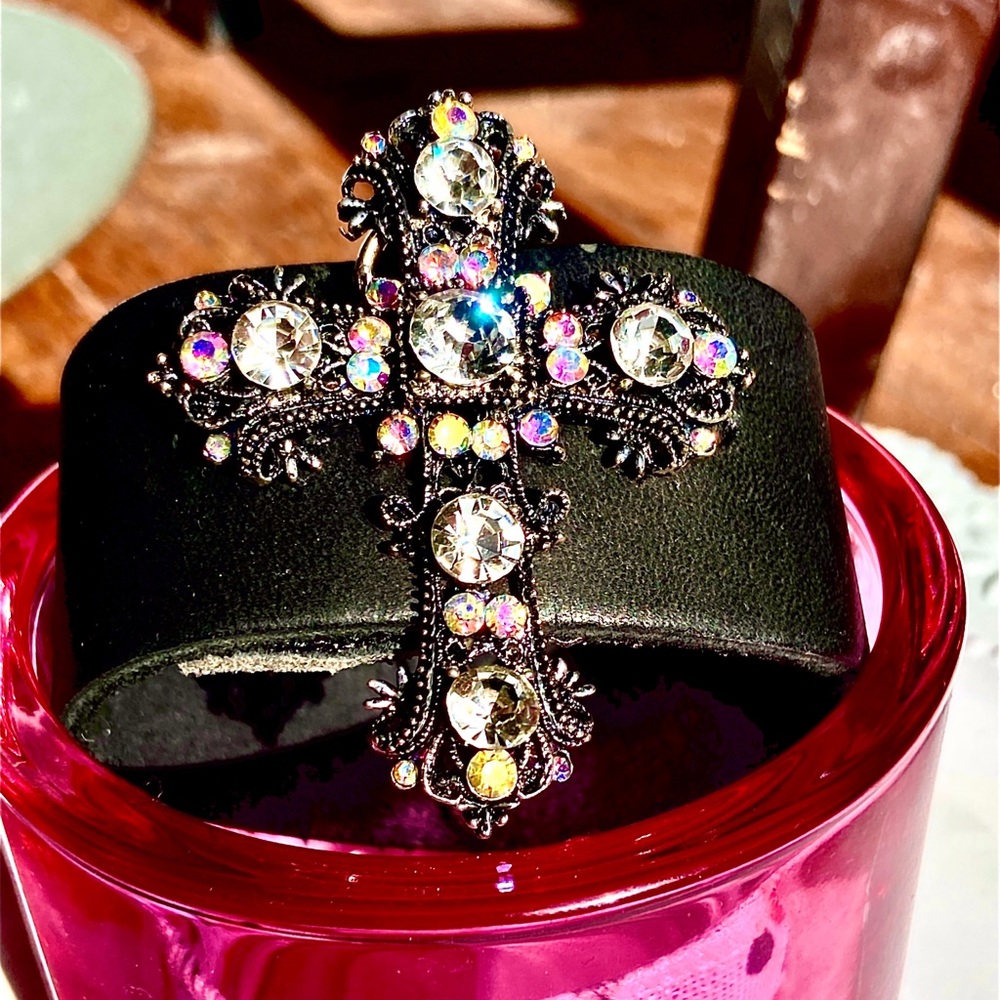 BLACK LEATHER SNAP RHINESTONE CROSS BRACELET